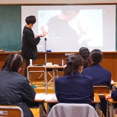 京都理容美容専修学校
出張授業「メイク講座」